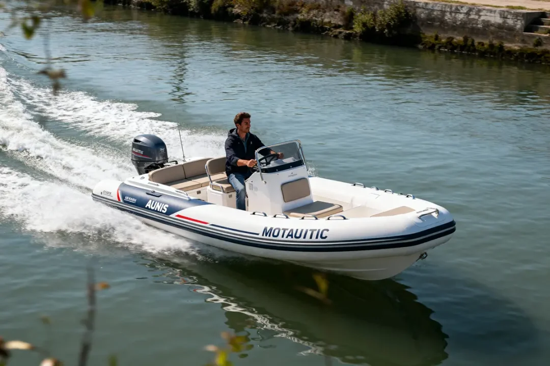 Homme conduisant un bateau Aunis rapide sur une rivière, ciel dégagé, végétation en arrière-plan.