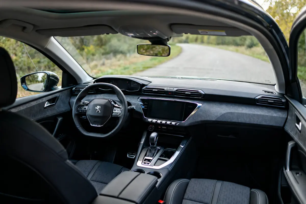 Vue intérieure d'une 3008 Peugeot automatic avec cockpit moderne et volant ergonomique
