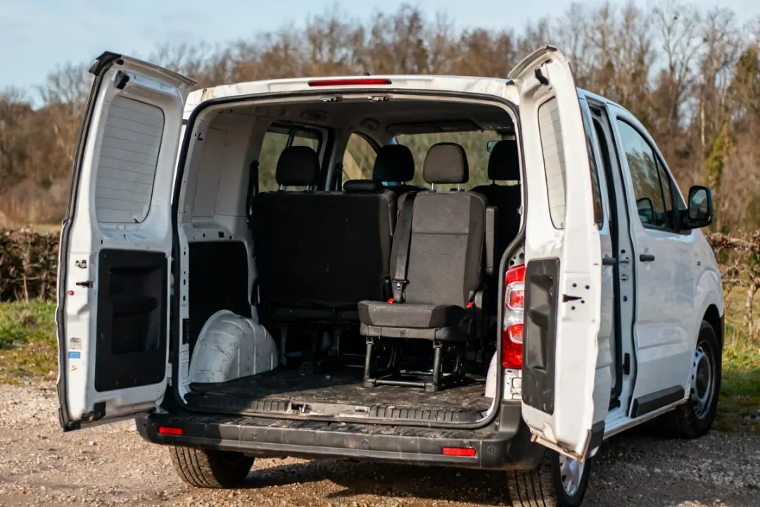 Peugeot Expert 5 places avec portes arrière ouvertes et vue sur l'intérieur spacieux