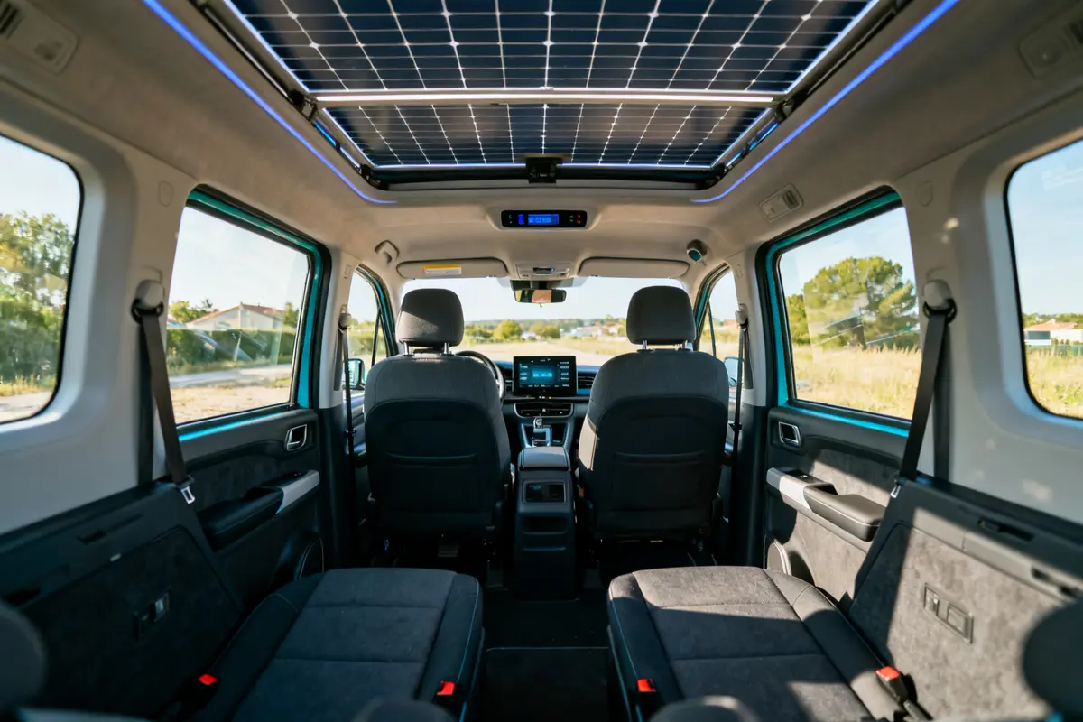 Vue intérieure du Renault Rafale avec toit solaire et sièges confortables arrière