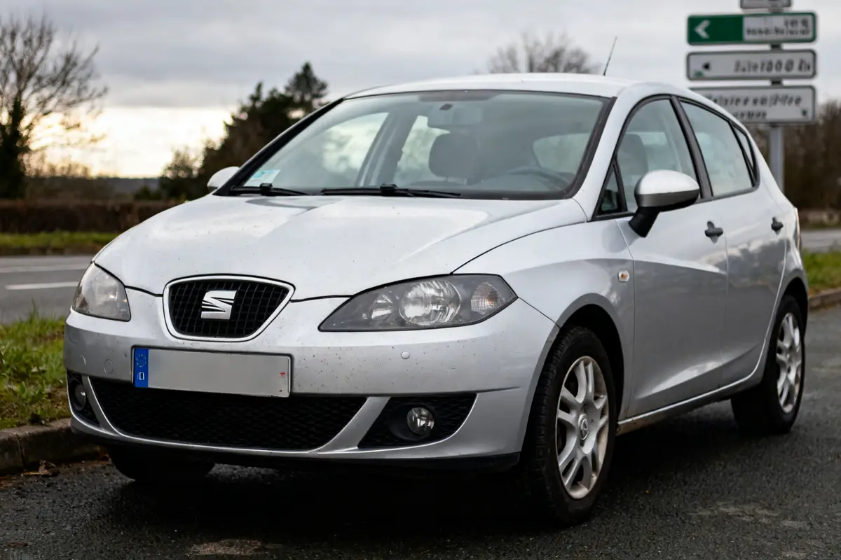 SEAT Ibiza 6L argentée garée en extérieur, vue de face côté route